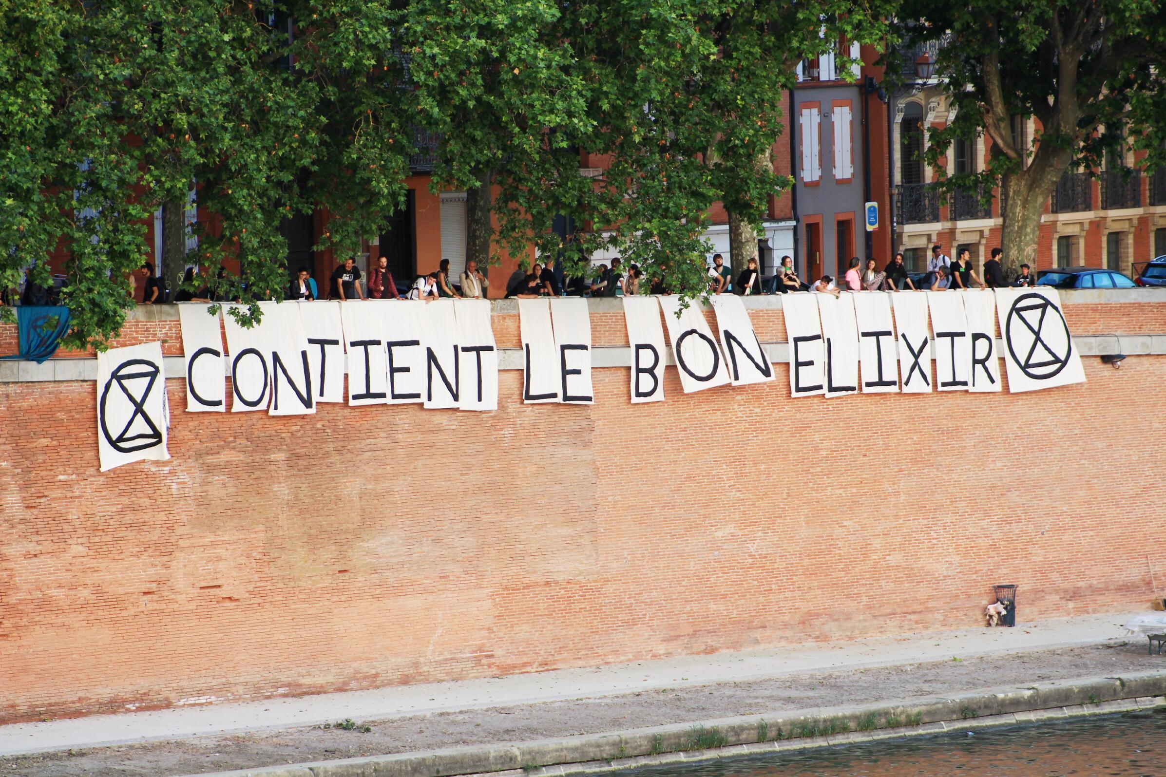 Action « Riez Longtemps », le 13 juin à Toulouse : « Contient le bon
élixir » est un anagramme d’Extinction Rebellion