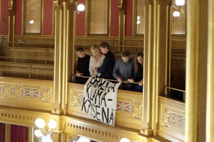 bannière « déclarez l’urgence climatique » dans le parlement norvégien