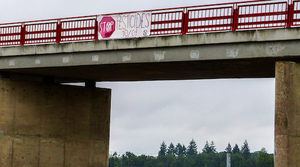 En août, des messages sur les routes des vacances. Stop pesticides. Le futur est bio.