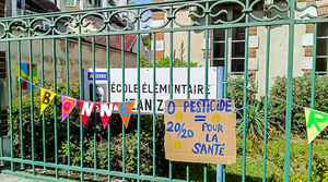 En septembre, action symbolique devant des établissements scolaires.