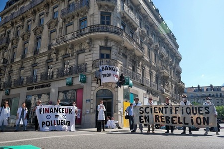 XR Grenoble bloque la Banque Nationale des Pollueurs