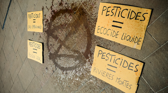 Actions contre la contamination généralisée de l'eau empoisonnée par les pesticides.