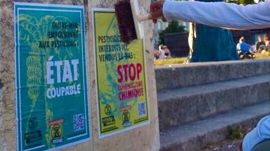 En juillet, stop au colonialisme chimique ! Actions d'affichages.
