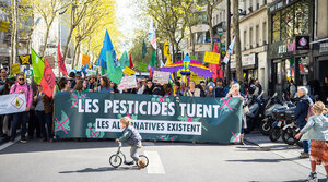 Marche pour un Printemps Bruyant · Les pesticides tuent · Les alternatives existent