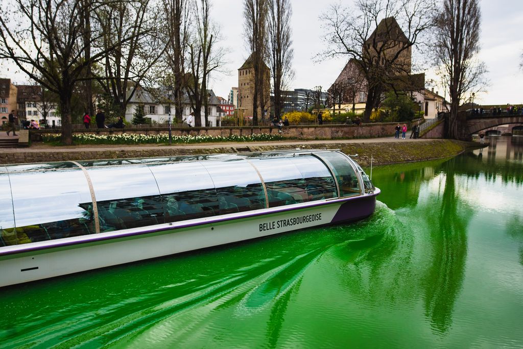 La bateau de la belle strasbourgeoise naviguait sur une eau vert fluo