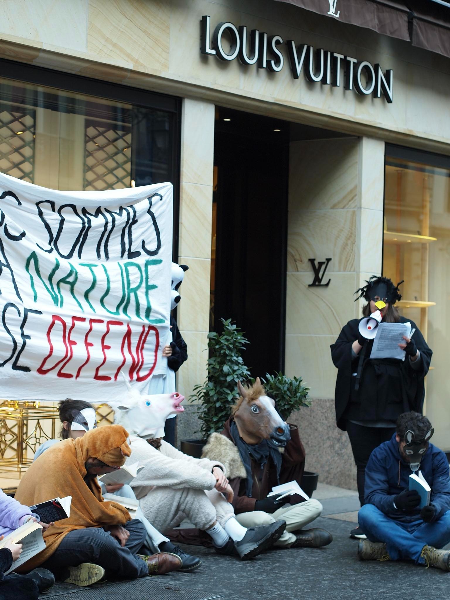 Un corbeau déclame devant la boutique Louis Vuitton