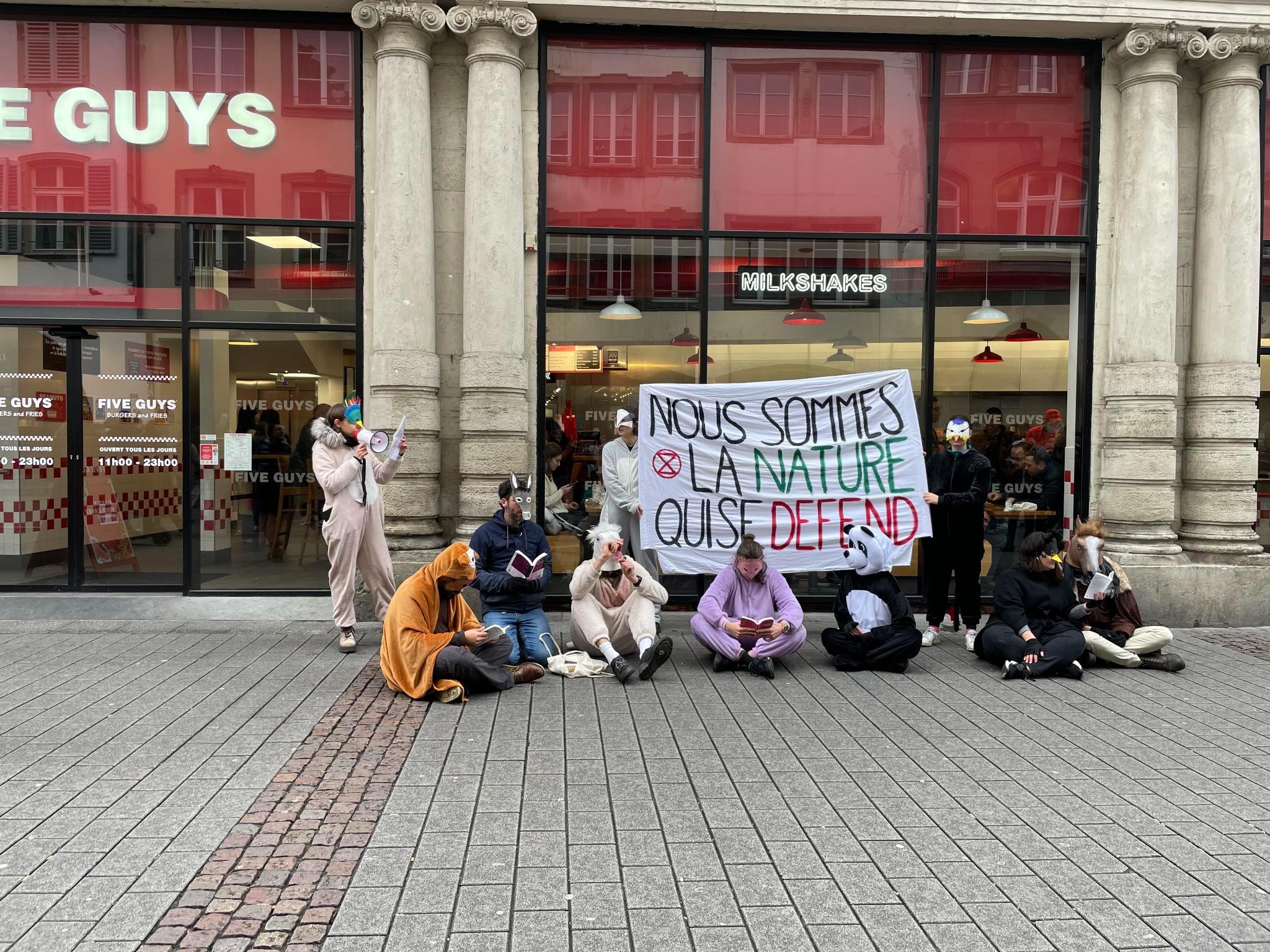 Des militant·e·s déguisés en animaux devant un fast food au centre de Strasbourg