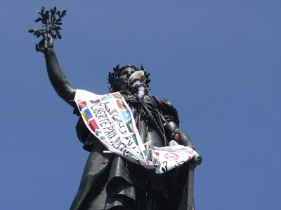 La nouvelle écharpe multicolore de la statue de la république