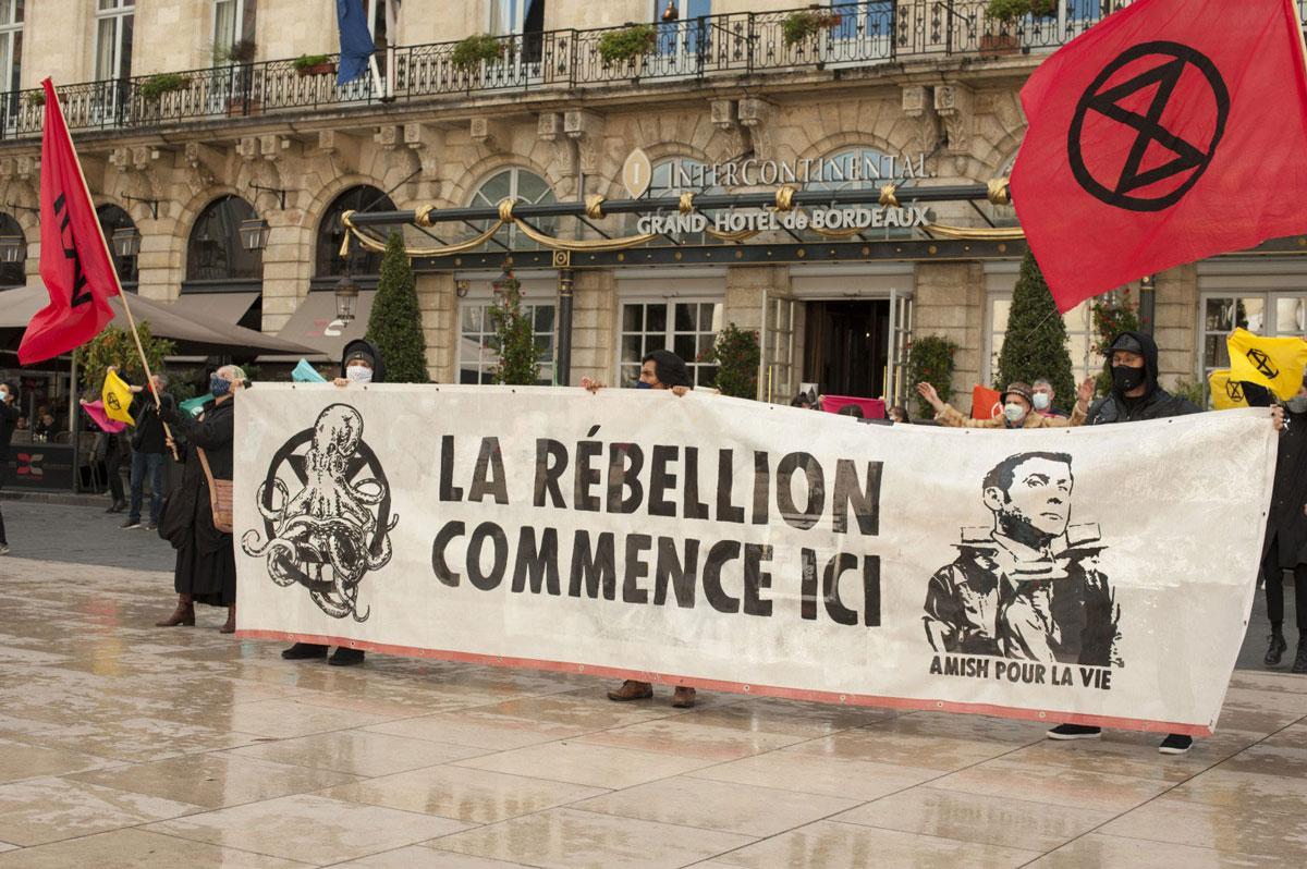 Manifestants derrière une banderole à Bordeaux