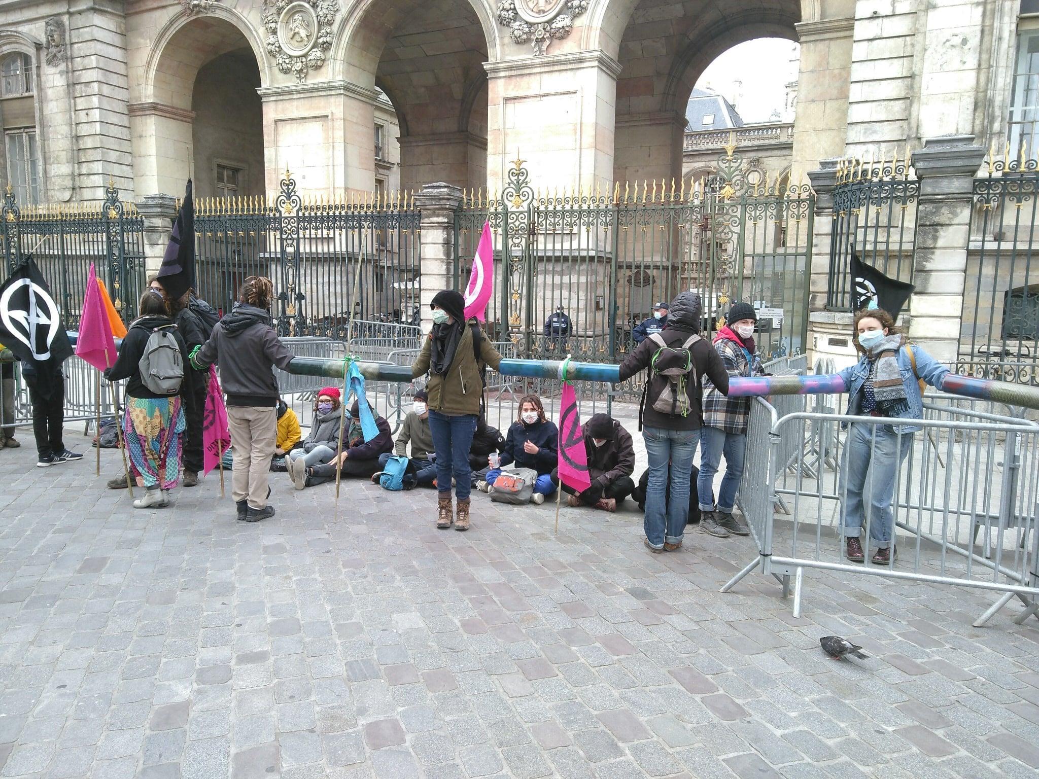Rebelles bloquant la grille d'entrée de l'Hôtel de Ville de Lyon