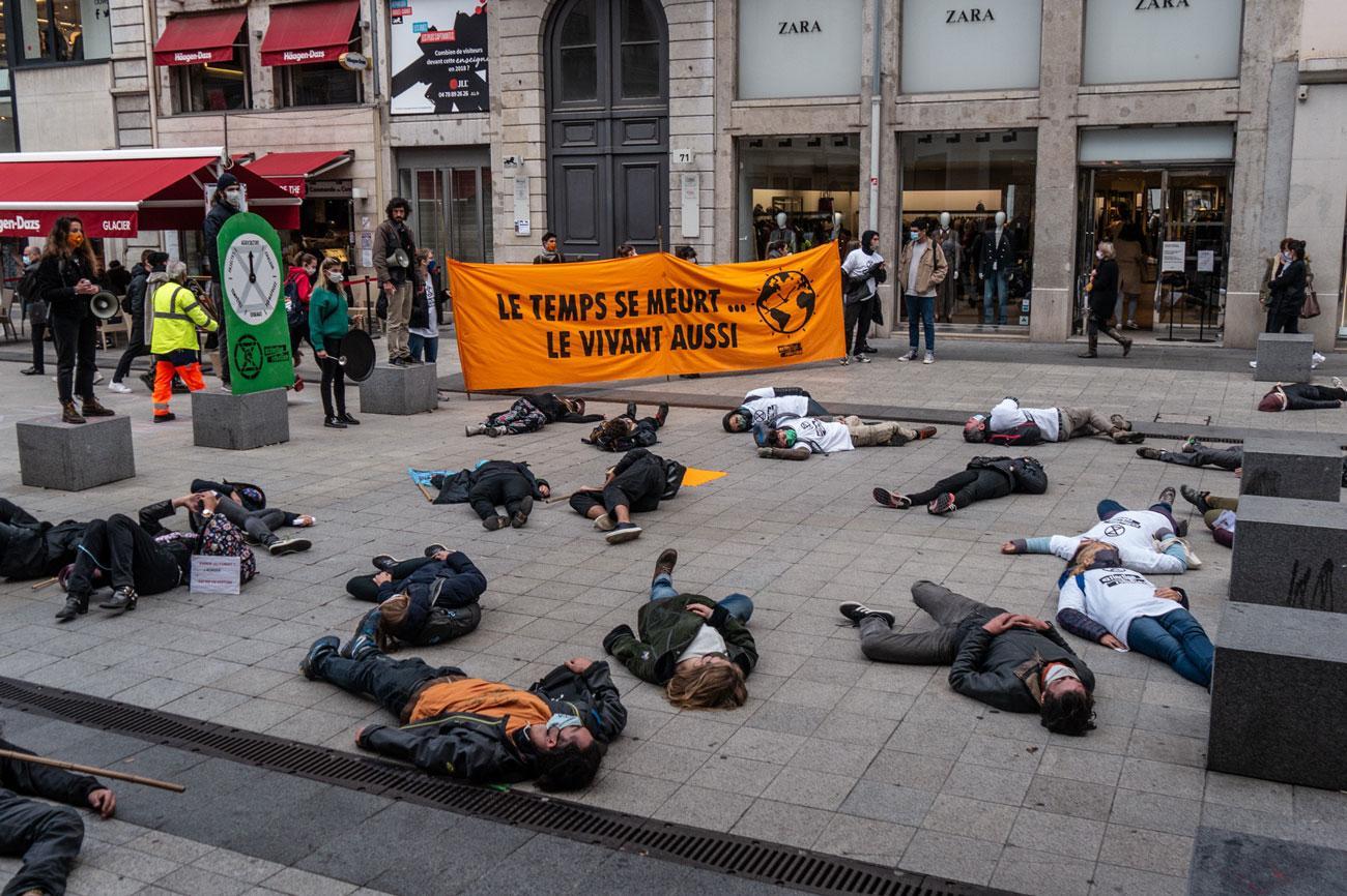 Rebelles allongés au sol à Lyon