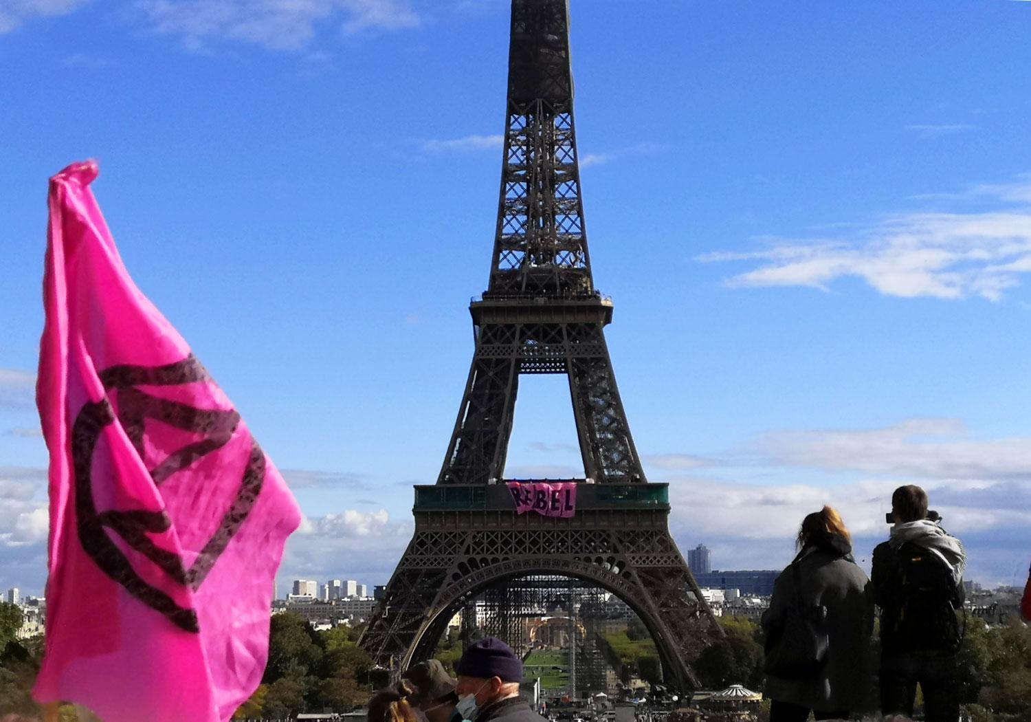 Banderole géante « Rebel » sur la Tour Eiffel