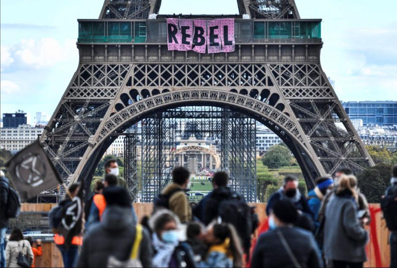 Banderole géante « Rebel » sur la Tour Eiffel