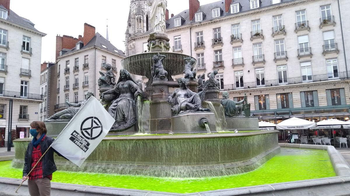 Fontaine colorée en vert à Nantes