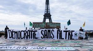 1000 pancartes pour soutenir les citoyens de la CCC sur le parvis du Trocadéro !