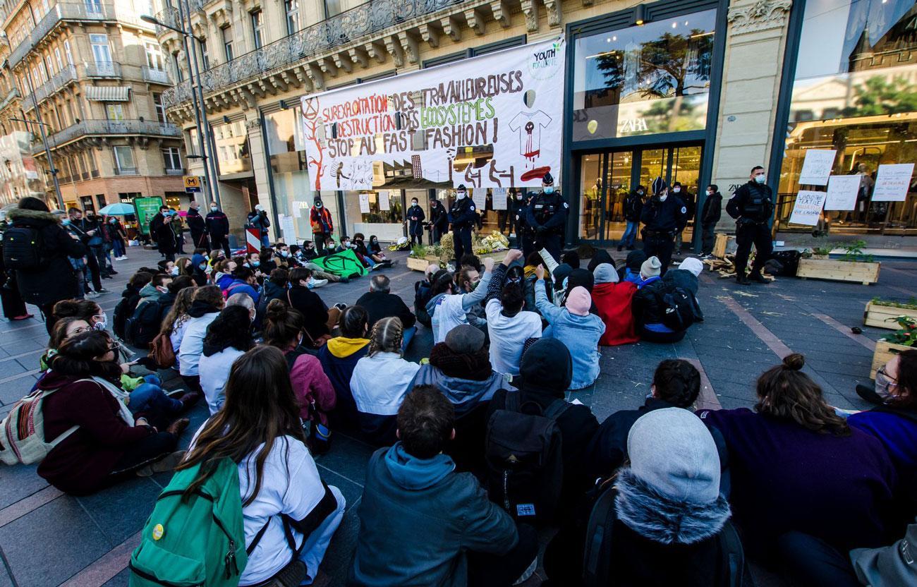 Rebelles assis devant un magasin Zara à Toulouse